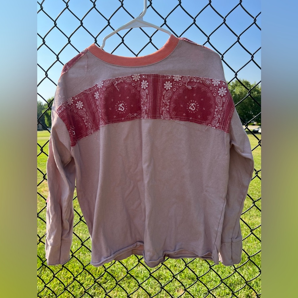 Easel top with patchwork and multiple colors in size small.